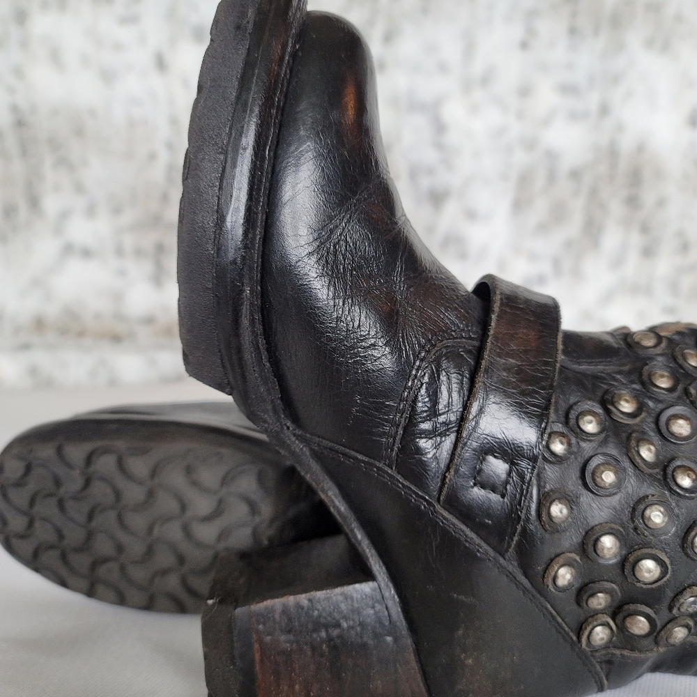 Black studded Frye Boots with a platform heel - Picture 6 of 7